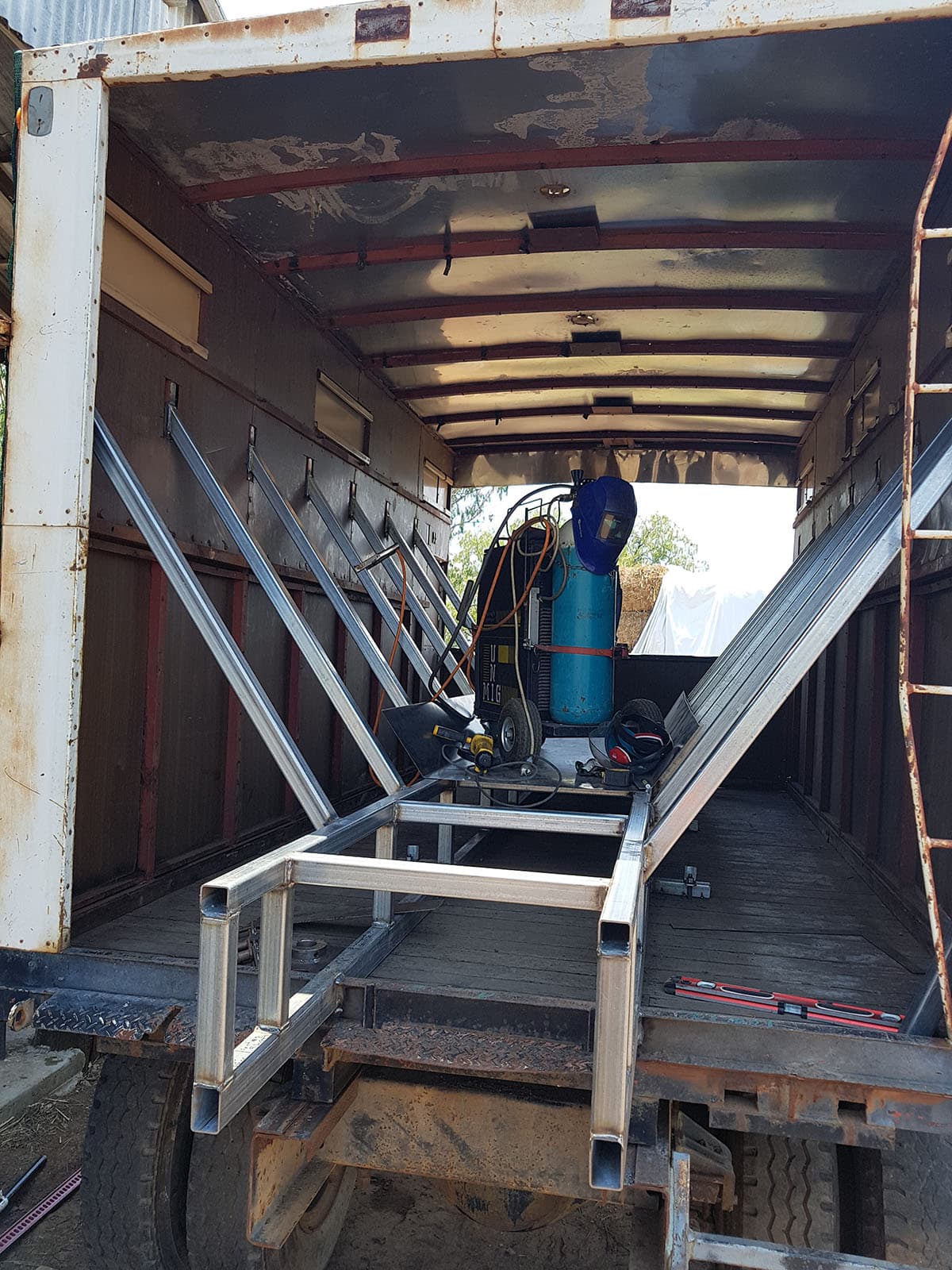 Hydraulic press equipment installed inside a converted bulk bin truck for Alfa Vital